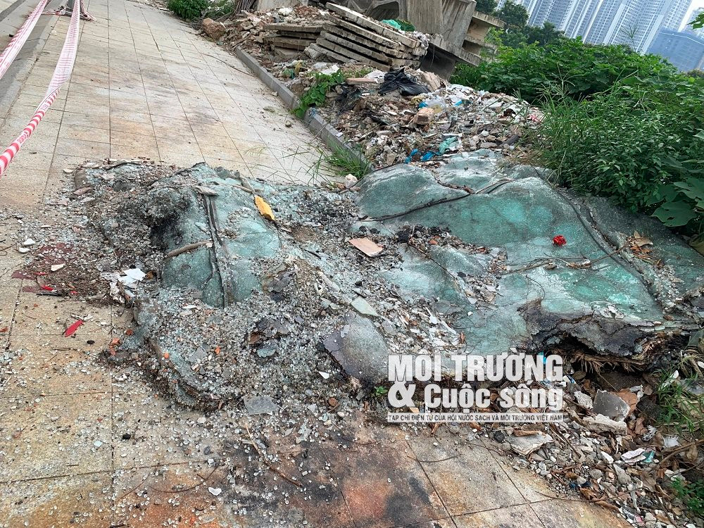 Hà Nội: Rác thải “bủa vây” Công viên hồ điều hòa Mai Dịch Hà Nội: Rác thải “bủa vây” Công viên hồ điều hòa Mai Dịch