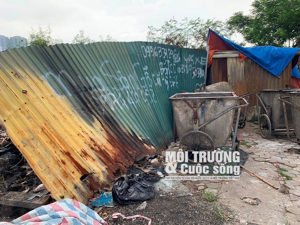 Hà Nội: Rác thải “bủa vây” Công viên hồ điều hòa Mai Dịch Hà Nội: Rác thải “bủa vây” Công viên hồ điều hòa Mai Dịch