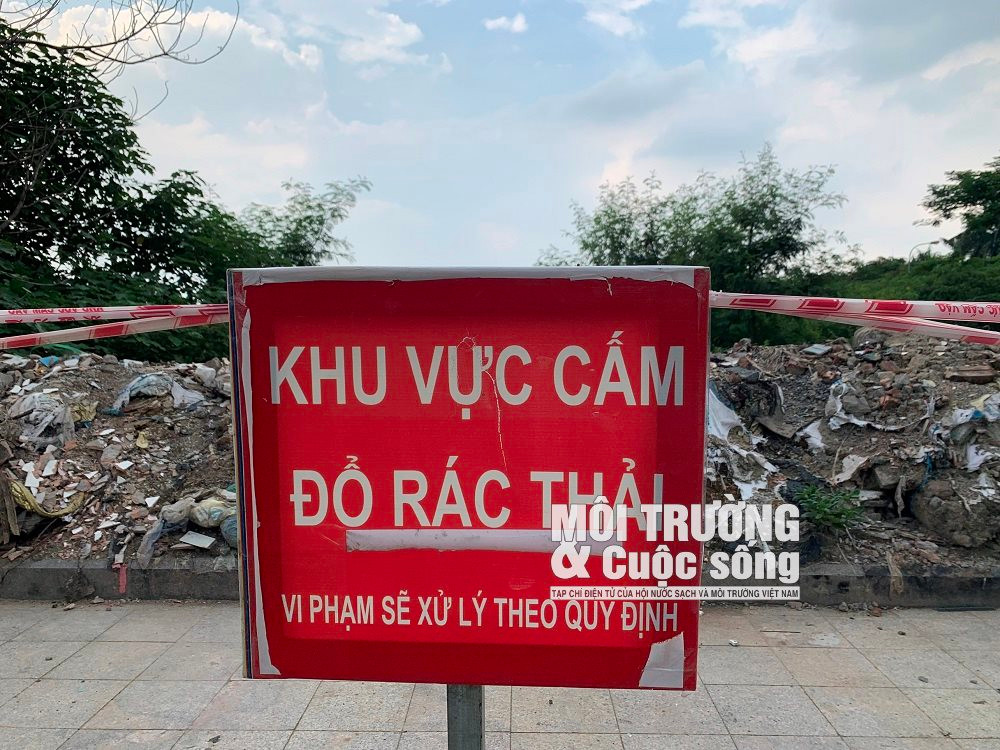 Hà Nội: Rác thải “bủa vây” Công viên hồ điều hòa Mai Dịch Hà Nội: Rác thải “bủa vây” Công viên hồ điều hòa Mai Dịch