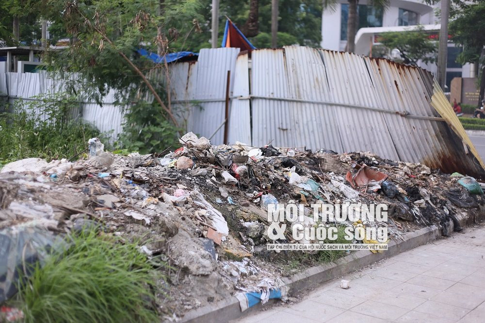 Hà Nội: Rác thải “bủa vây” Công viên hồ điều hòa Mai Dịch Hà Nội: Rác thải “bủa vây” Công viên hồ điều hòa Mai Dịch