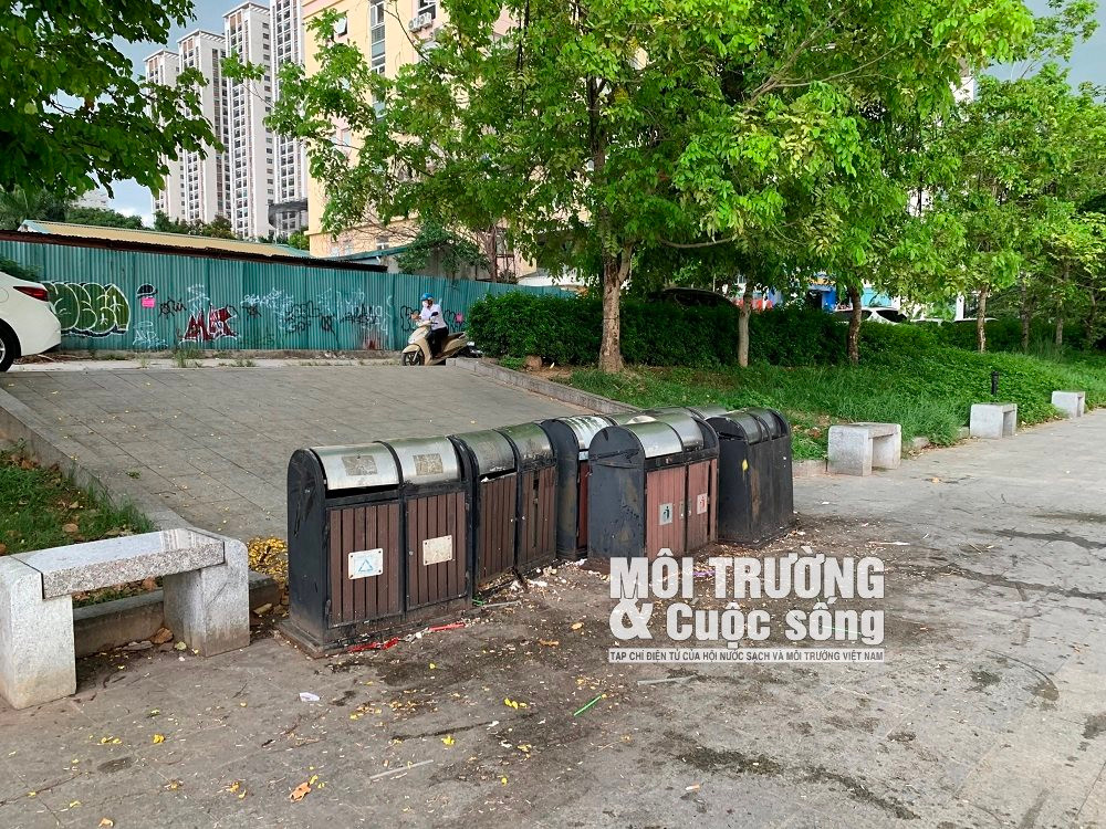 Hà Nội: Rác thải “bủa vây” Công viên hồ điều hòa Mai Dịch Hà Nội: Rác thải “bủa vây” Công viên hồ điều hòa Mai Dịch