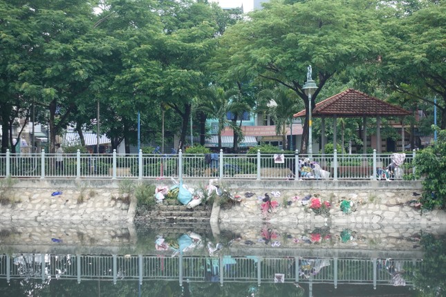 Ô nhiễm tái xuất trên những con kênh vừa được cải tạo nghìn tỷ ở TPHCM Ô nhiễm tái xuất trên những con kênh vừa được cải tạo nghìn tỷ ở TPHCM ảnh 2