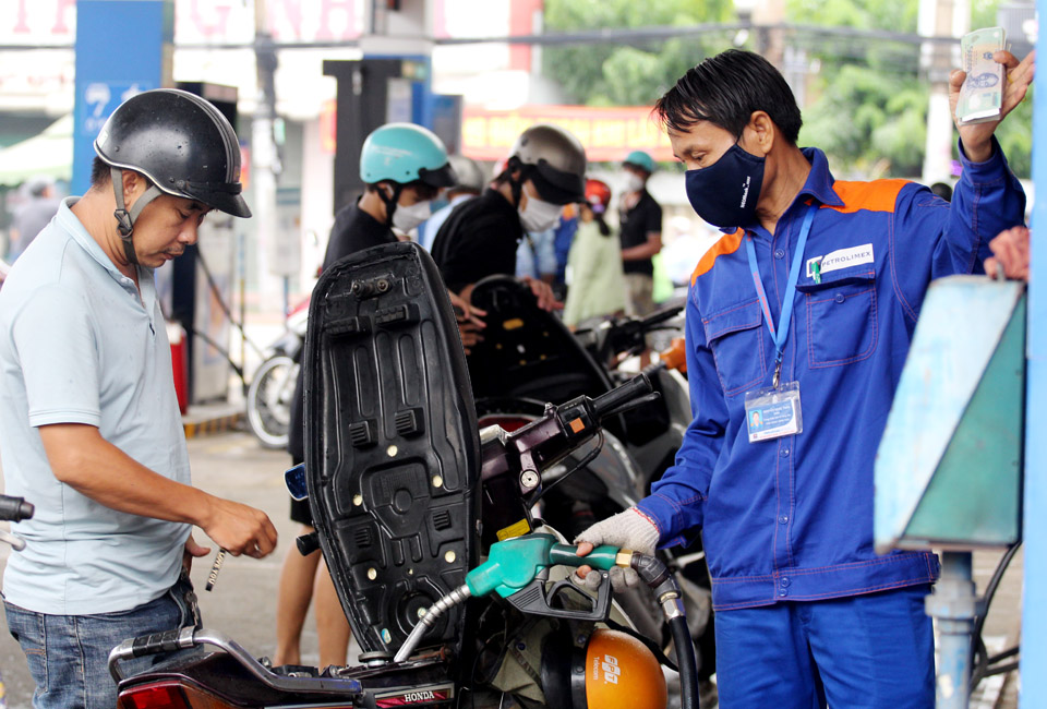 Chiều nay (4/7): Giá xăng vượt 23.500 đồng một lít