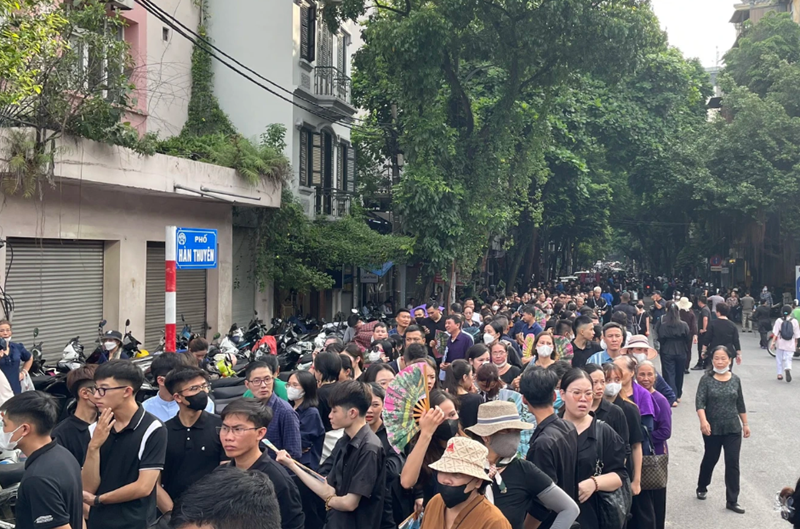 Hàng vạn người dân Hà Nội và TP. HCM xếp hàng viếng Tổng Bí thư Nguyễn Phú Trọng