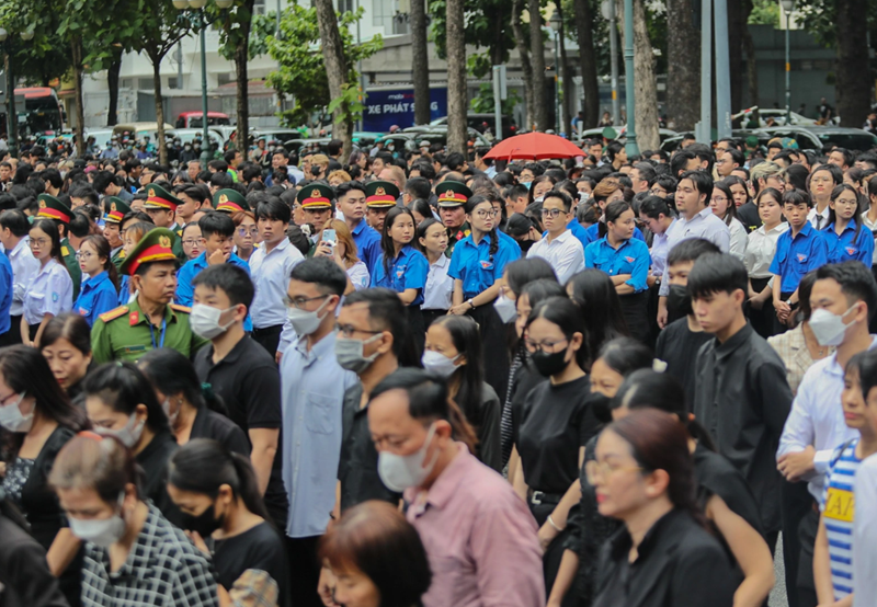 Hàng vạn người dân Hà Nội và TP. HCM xếp hàng viếng Tổng Bí thư Nguyễn Phú Trọng