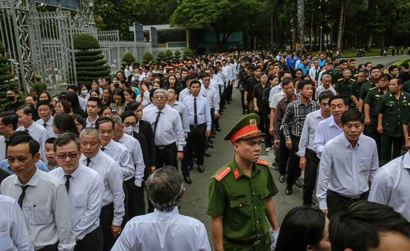 Hàng vạn người dân Hà Nội và TP. HCM xếp hàng viếng Tổng Bí thư Nguyễn Phú Trọng