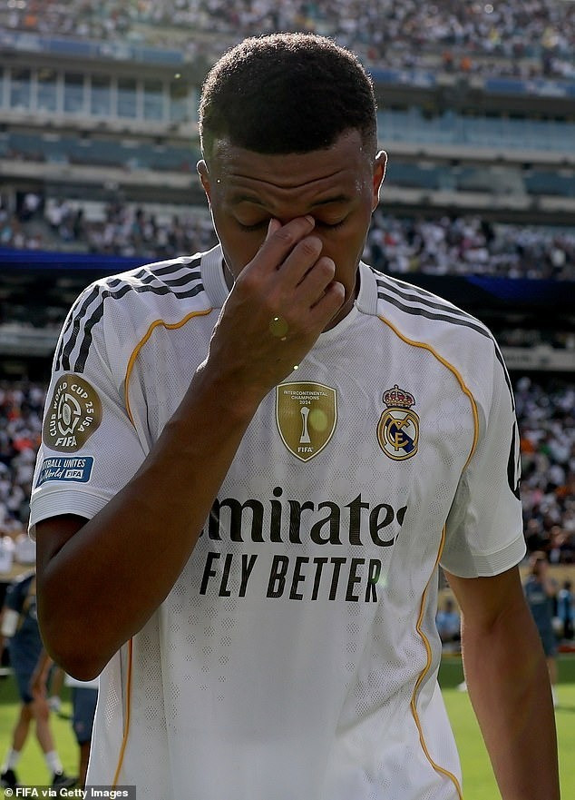 Mbappe gây sốt mạng sau trận thua PSG Mbappe gây sốt mạng sau trận thua PSG