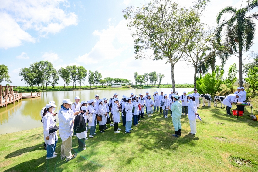 Vinamilk “Mở khóa tự nhiên” tại Green Farm: Mô hình sinh thái truyền cảm hứng doanh nghiệp. Vinamilk “Mở khóa tự nhiên” tại Green Farm: Mô hình sinh thái truyền cảm hứng doanh nghiệp.
