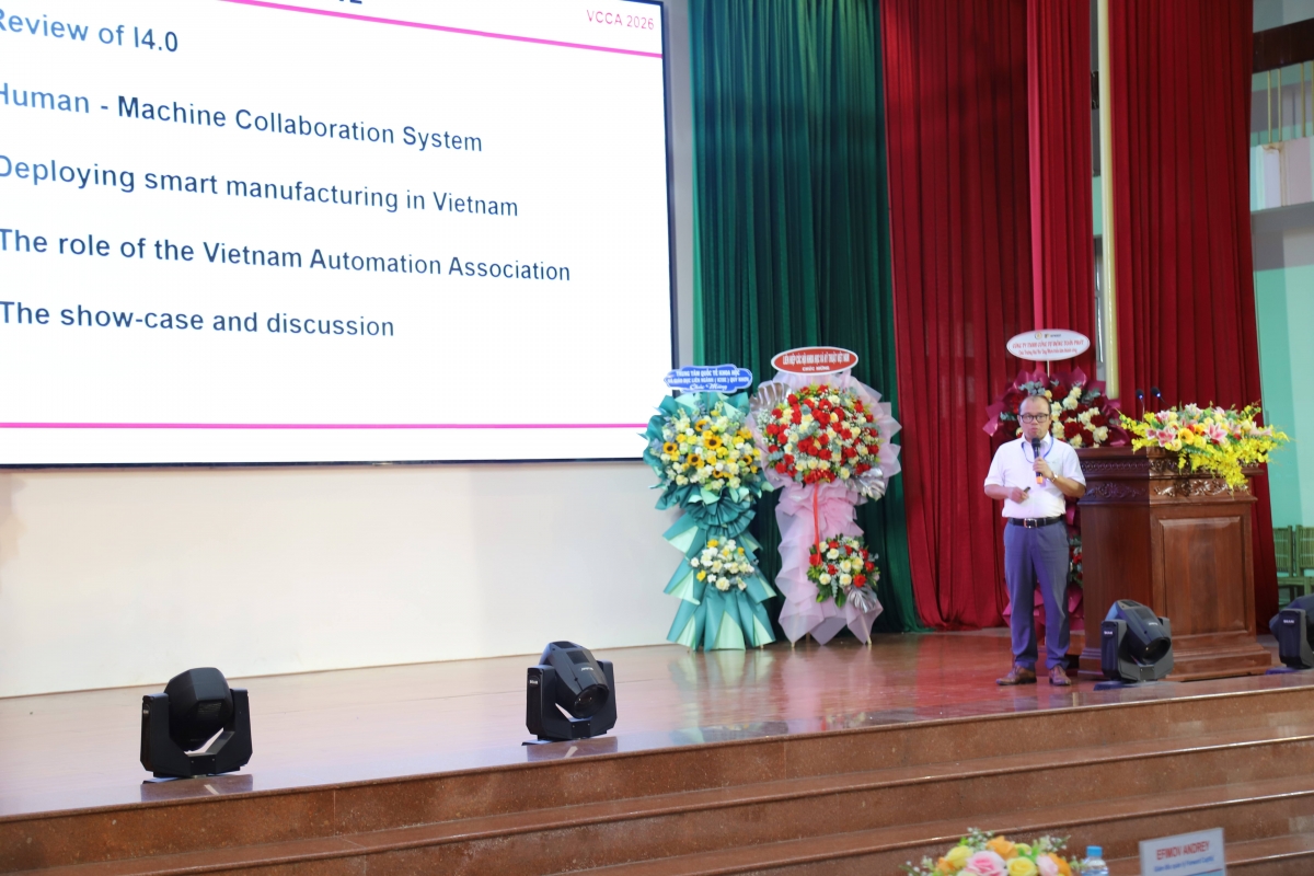 TS. Đỗ Mạnh Cường - Phó Tổng Thư ký Hội Tự động hóa Việt Nam chia sẻ các xu hướng ứng dụng AI, IoT và hệ thống cộng tác người –- máy trong sản xuất thông minh. TS. Đỗ Mạnh Cường - Phó Tổng Thư ký Hội Tự động hóa Việt Nam chia sẻ các xu hướng ứng dụng AI, IoT và hệ thống cộng tác người –- máy trong sản xuất thông minh.