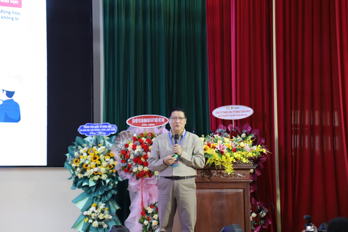 PGS.TS. Lê Hoài Quốc - Chủ tịch Chi hội Robot Việt Nam (VRA) chia sẻ về định hướng phát triển hệ sinh thái Robot & Drone “Make in Vietnam”. PGS.TS. Lê Hoài Quốc - Chủ tịch Chi hội Robot Việt Nam (VRA) chia sẻ về định hướng phát triển hệ sinh thái Robot & Drone “Make in Vietnam”.