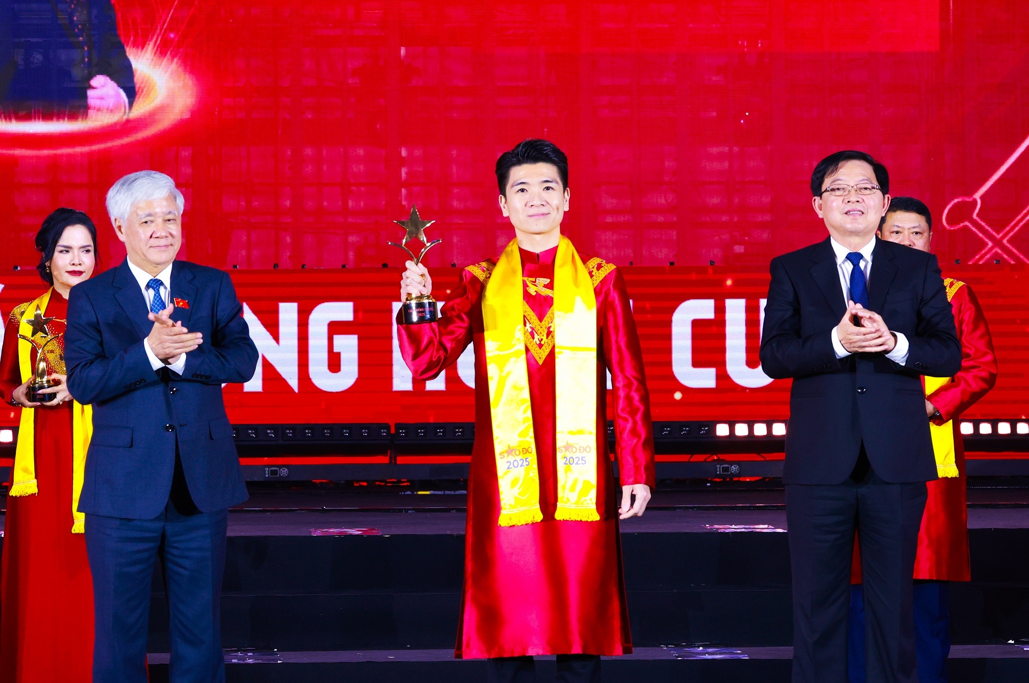 Phó Chủ tịch SHB Đỗ Quang Vinh tham gia Đoàn Chủ tịch Hội Doanh nhân trẻ Việt Nam khóa VIII Phó Chủ tịch SHB Đỗ Quang Vinh tham gia Đoàn Chủ tịch Hội Doanh nhân trẻ Việt Nam khóa VIII