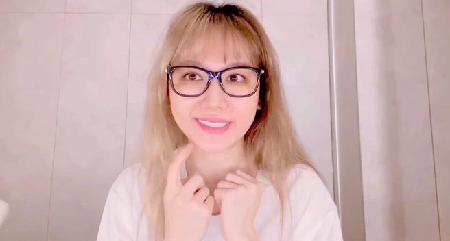 Sao Việt hôm nay 3/8: Hương Giang diện đồ cắt xẻ táo bạo ở trời Tây Sao Việt hôm nay 3/8: Hương Giang diện đồ cắt xẻ táo bạo ở trời Tây