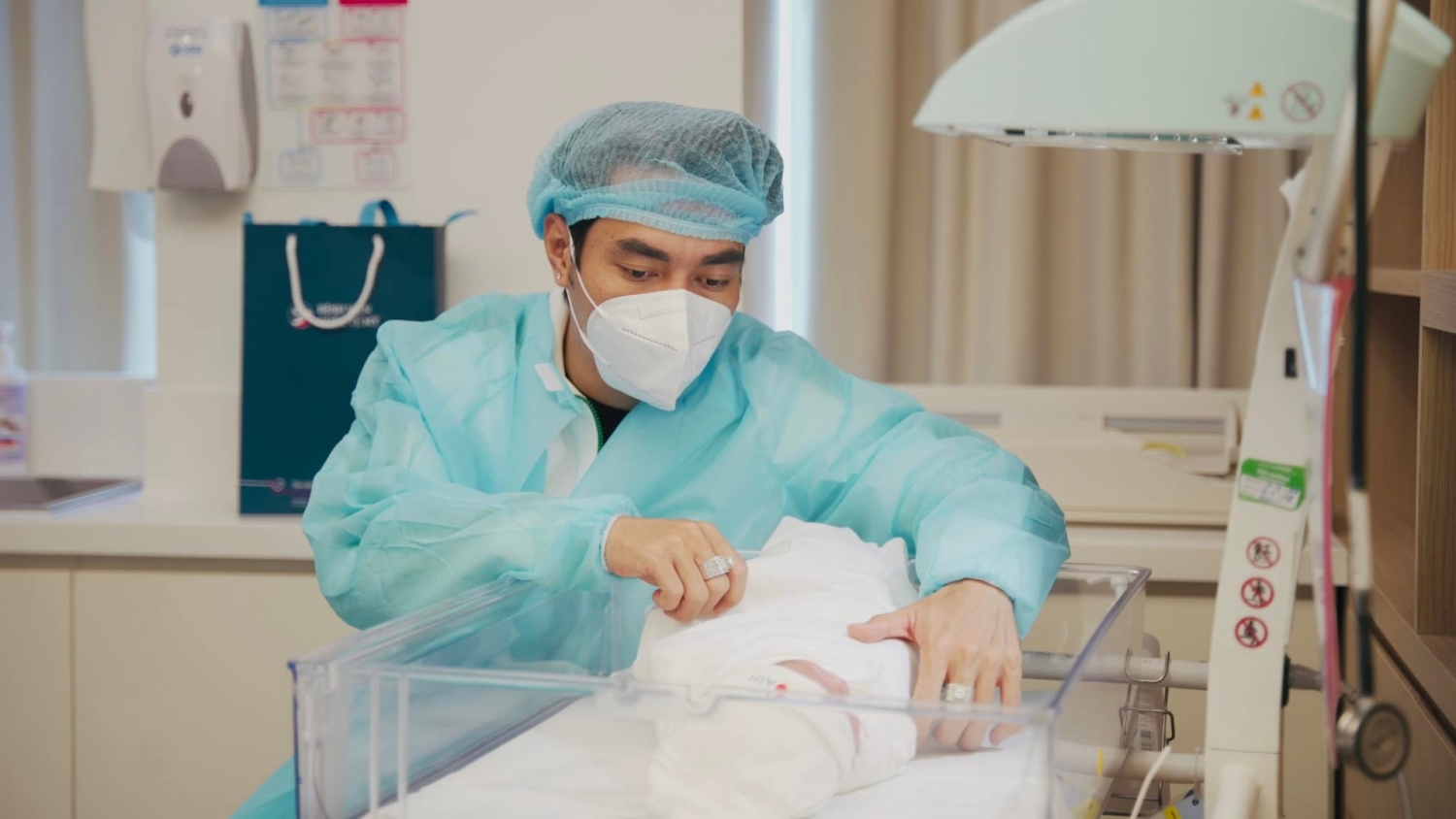 Sao Việt hôm nay 4/8: Huyền Lizzie hóa cô dâu cực lộng lẫy Sao Việt hôm nay 4/8: Huyền Lizzie hóa cô dâu cực lộng lẫy