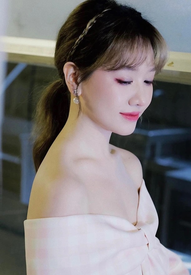 Sao Việt hôm nay 4/8: Huyền Lizzie hóa cô dâu cực lộng lẫy Sao Việt hôm nay 4/8: Huyền Lizzie hóa cô dâu cực lộng lẫy