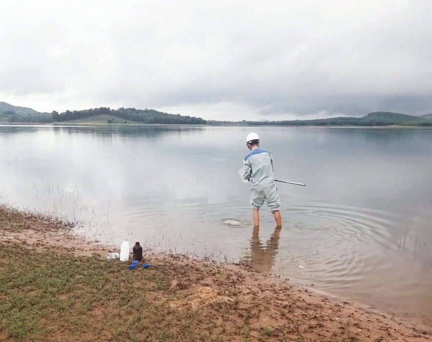 Xác định nguyên nhân cá chết tại hồ Khe Lang