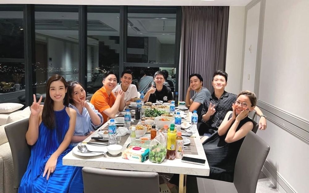 Sao Việt hôm nay 10/8: Hoa hậu Đỗ Mỹ Linh công khai xuất hiện bên gia đình nhà chồng tương lai