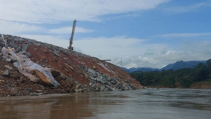 Công ty CP Thủy điện Sông Lô 7: Ngang nhiên đổ hàng nghìn m3 đất thải xuống vệ sông Lô Công ty CP Thủy điện Sông Lô 7: Ngang nhiên đổ hàng nghìn m3 đất thải xuống vệ sông Lô