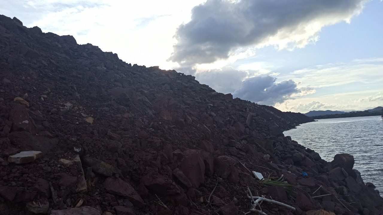 Ai cấp phép cho đổ thải tràn xuống sông Tiên Yên? Ai cấp phép cho đổ thải tràn xuống sông Tiên Yên?