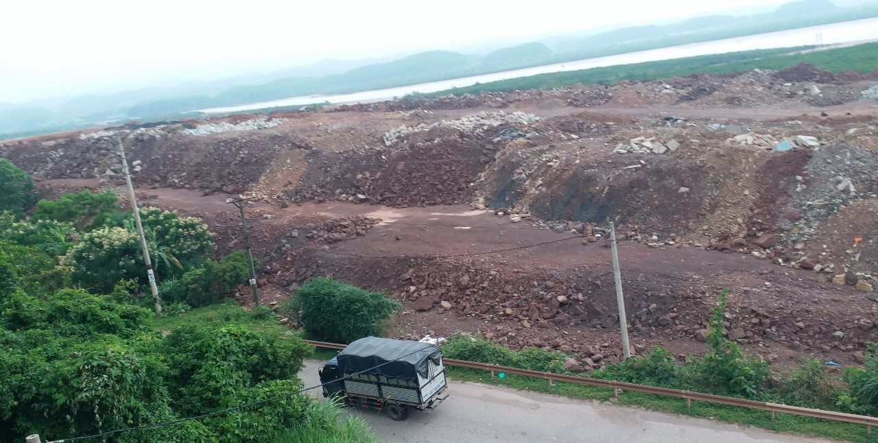 Ai cấp phép cho đổ thải tràn xuống sông Tiên Yên? Ai cấp phép cho đổ thải tràn xuống sông Tiên Yên?