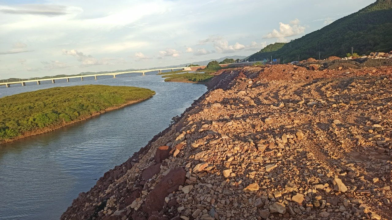 Ai cấp phép cho đổ thải tràn xuống sông Tiên Yên? Ai cấp phép cho đổ thải tràn xuống sông Tiên Yên?