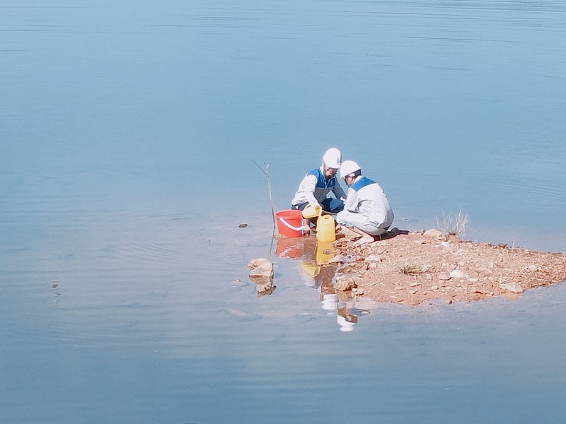 Lấy mẫu nước xét nghiệm xác định nguyên nhân cá chết tại hồ Bộc Nguyên