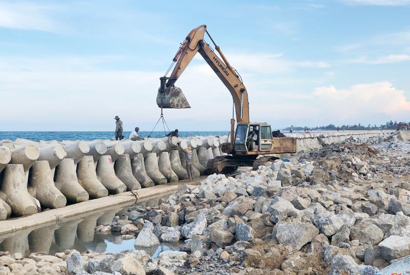 Nỗ lực xây dựng hệ thống đê, kè phòng chống sạt lở ven biển Nỗ lực xây dựng hệ thống đê, kè phòng chống sạt lở ven biển
