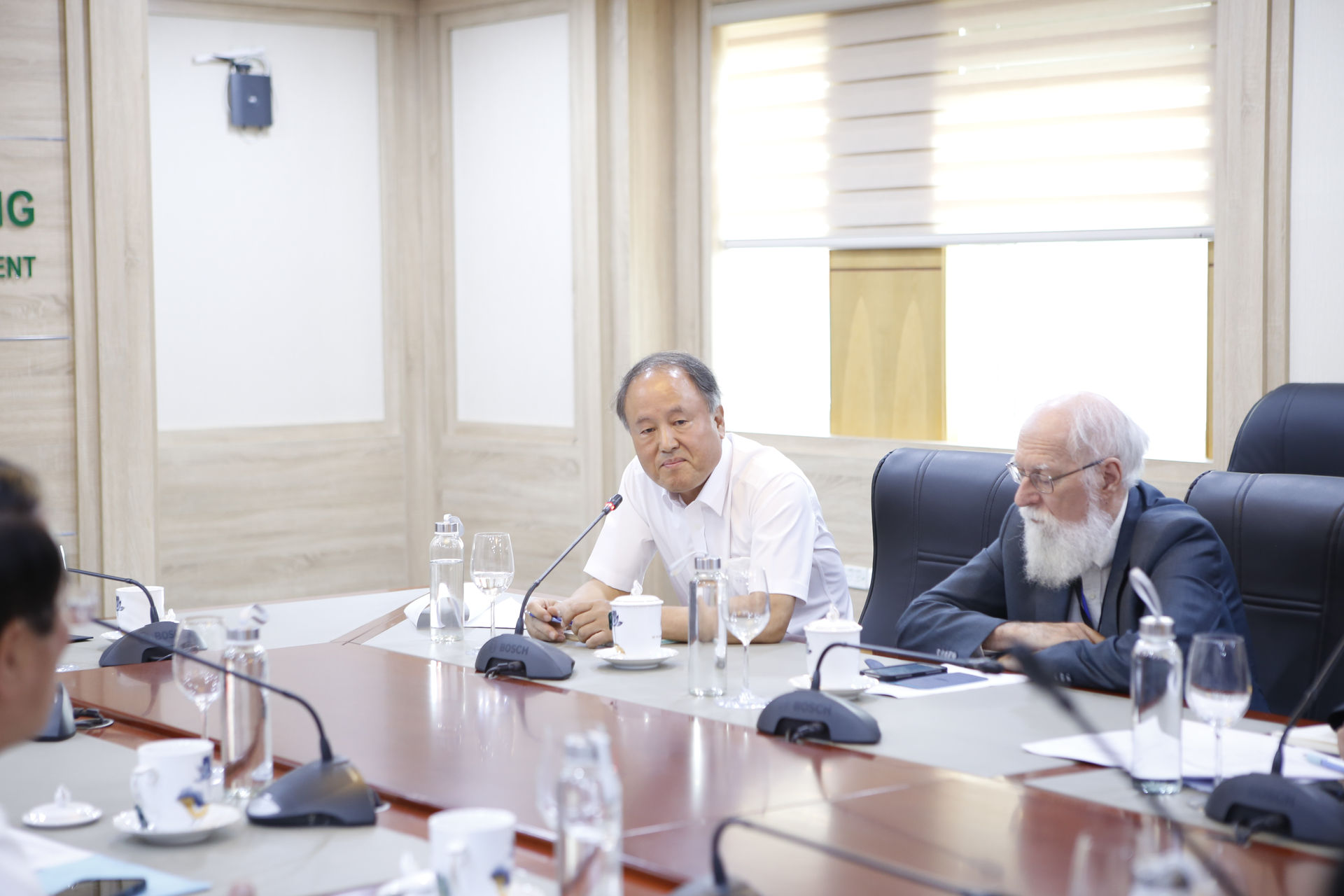 Tham vấn chuyên gia quốc tế về quản lý tài nguyên và môi trường