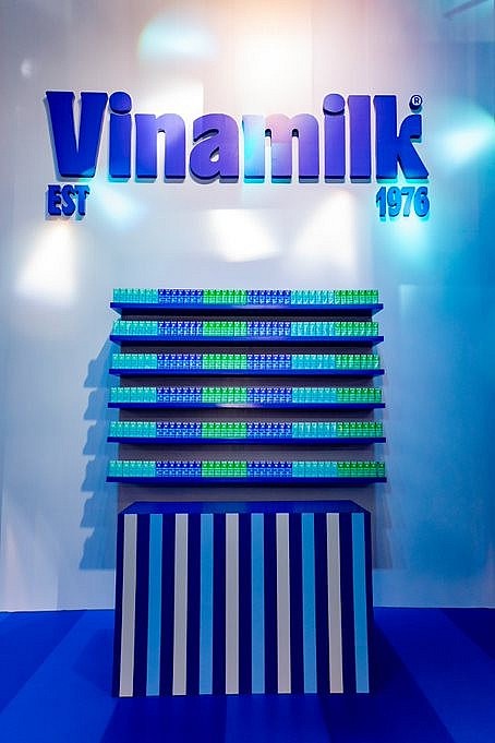 Lộ diện các sản phẩm “ thay áo mới ” đầu tiên của Vinamilk trên dây chuyền. Lộ diện các sản phẩm “ thay áo mới ” đầu tiên của Vinamilk trên dây chuyền.