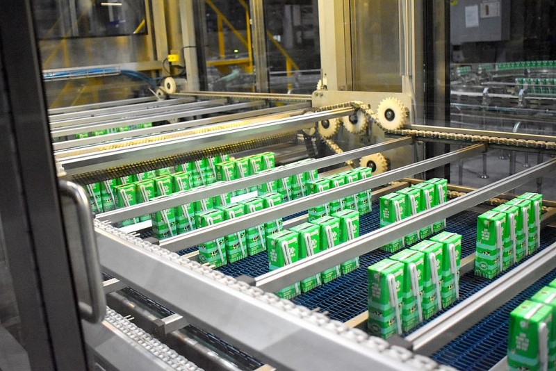 Lộ diện các sản phẩm “ thay áo mới ” đầu tiên của Vinamilk trên dây chuyền. Lộ diện các sản phẩm “ thay áo mới ” đầu tiên của Vinamilk trên dây chuyền.