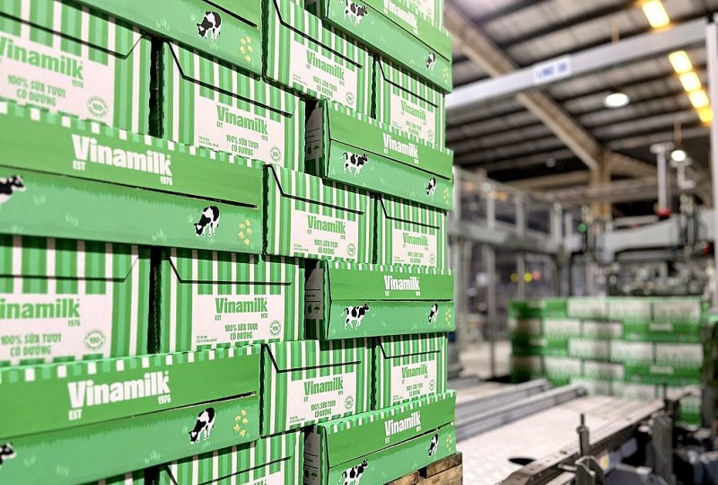 Lộ diện các sản phẩm “ thay áo mới ” đầu tiên của Vinamilk trên dây chuyền. Lộ diện các sản phẩm “ thay áo mới ” đầu tiên của Vinamilk trên dây chuyền.