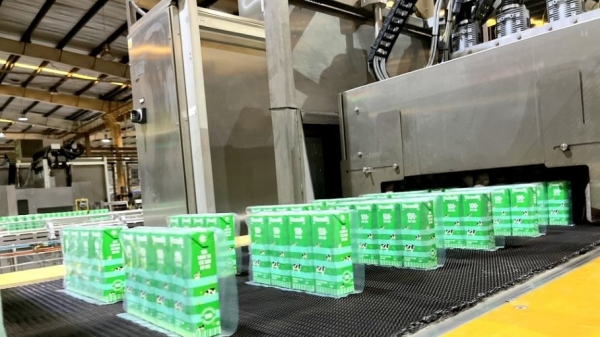 Lộ diện các sản phẩm “ thay áo mới ” đầu tiên của Vinamilk trên dây chuyền. Lộ diện các sản phẩm “ thay áo mới ” đầu tiên của Vinamilk trên dây chuyền.