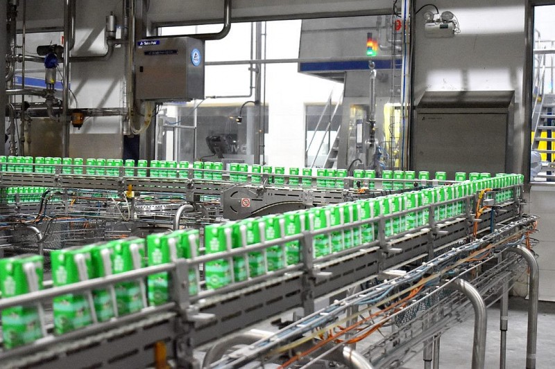 Lộ diện các sản phẩm “ thay áo mới ” đầu tiên của Vinamilk trên dây chuyền. Lộ diện các sản phẩm “ thay áo mới ” đầu tiên của Vinamilk trên dây chuyền.