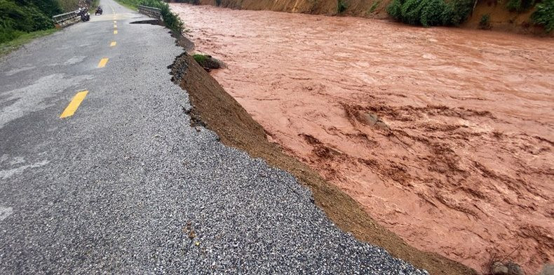 Lai Châu: Mưa lớn gây sạt lở nghiêm trọng Quốc lộ 4H Lai Châu: Mưa lớn gây sạt lở nghiêm trọng Quốc lộ 4H