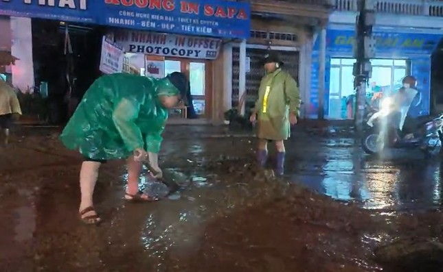 Sa Pa mưa lớn trong đêm, nhiều nơi bị ngập, bùn đất tràn vào nhà dân Sa Pa mưa lớn trong đêm, nhiều nơi bị ngập, bùn đất tràn vào nhà dân ảnh 1
