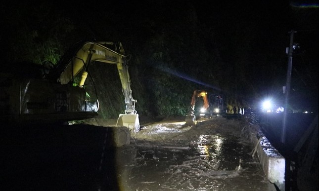 Sa Pa mưa lớn trong đêm, nhiều nơi bị ngập, bùn đất tràn vào nhà dân Sa Pa mưa lớn trong đêm, nhiều nơi bị ngập, bùn đất tràn vào nhà dân ảnh 3