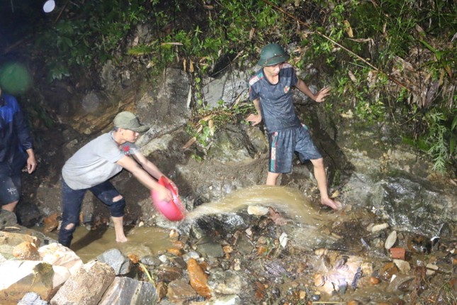 Sa Pa mưa lớn trong đêm, nhiều nơi bị ngập, bùn đất tràn vào nhà dân Sa Pa mưa lớn trong đêm, nhiều nơi bị ngập, bùn đất tràn vào nhà dân ảnh 2