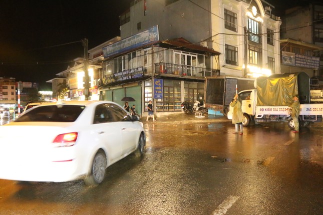 Sa Pa mưa lớn trong đêm, nhiều nơi bị ngập, bùn đất tràn vào nhà dân Sa Pa mưa lớn trong đêm, nhiều nơi bị ngập, bùn đất tràn vào nhà dân ảnh 4