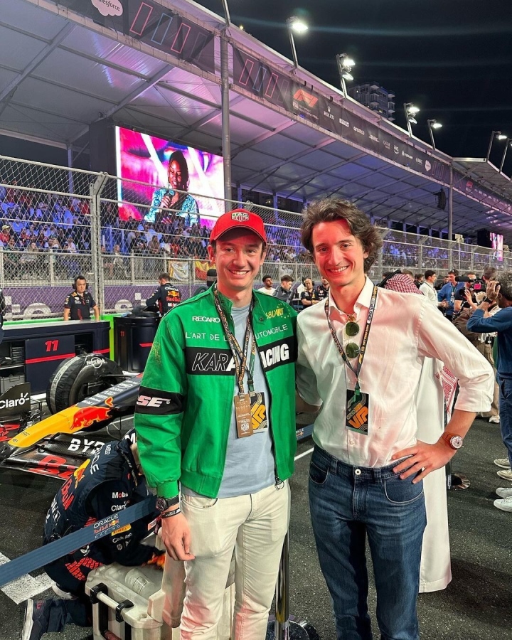 Ngoại hình con trai tỷ phú đang yêu Lisa (BLACKPINK) Đam mê khác của Frédéric là xem đua xe. Anh chọn trang phục thể thao, khác hẳn phong cách tổng tài, giám đốc thường ngày.