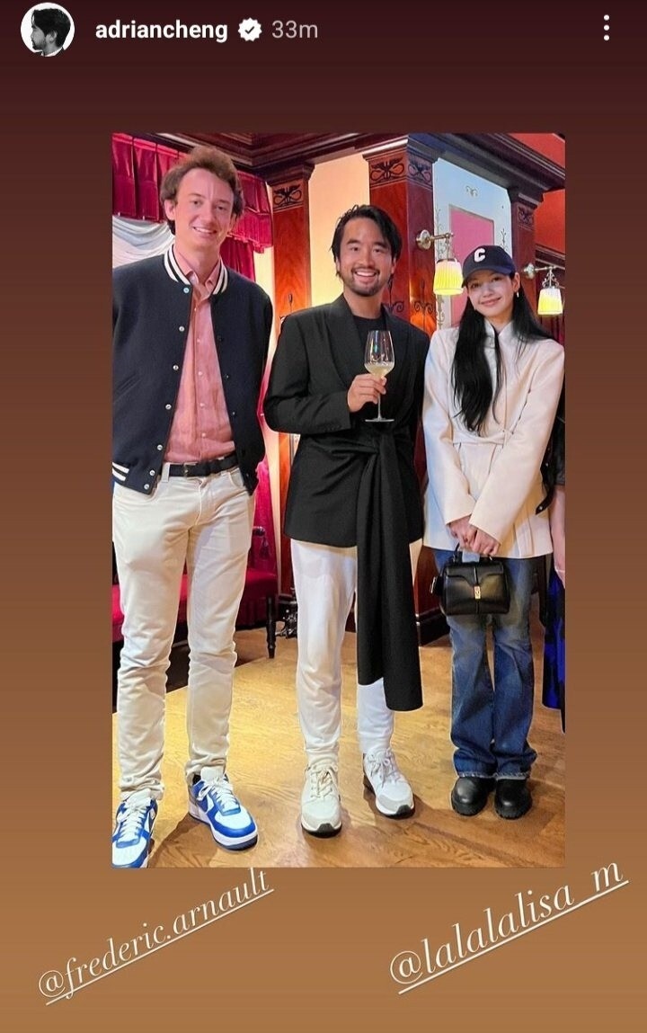 Ngoại hình con trai tỷ phú đang yêu Lisa (BLACKPINK) Xuất hiện cùng Lisa, thái tử của tập đoàn thời trang xa xỉ LVMH thường diện trang phục trẻ trung để xứng đôi với bạn gái.