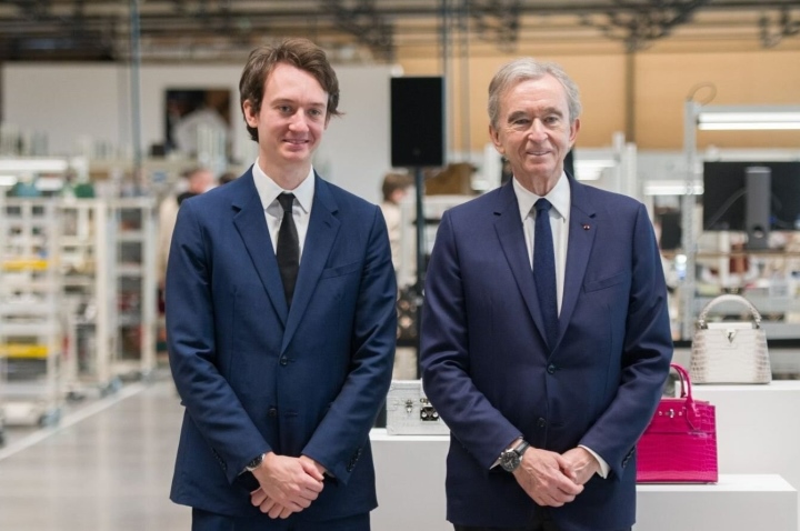 Ngoại hình con trai tỷ phú đang yêu Lisa (BLACKPINK) Frédéric Arnault, 28 tuổi, là con trai thứ tư của tỷ phú giàu nổi tiếng thế giới. Anh có nhiều nét giống bố, được cho là người thừa kế sáng giá của tập đoàn.