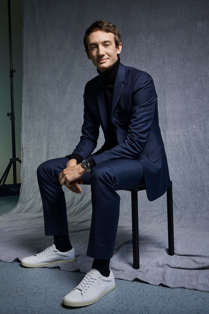 Ngoại hình con trai tỷ phú đang yêu Lisa (BLACKPINK) Theo Insider, Frédéric chọn trang phục vest để thể hiện sự chuyên nghiệp. Thỉnh thoảng, giám đốc 28 tuổi phối trang phục vest với sneaker để phù hợp với tuổi.