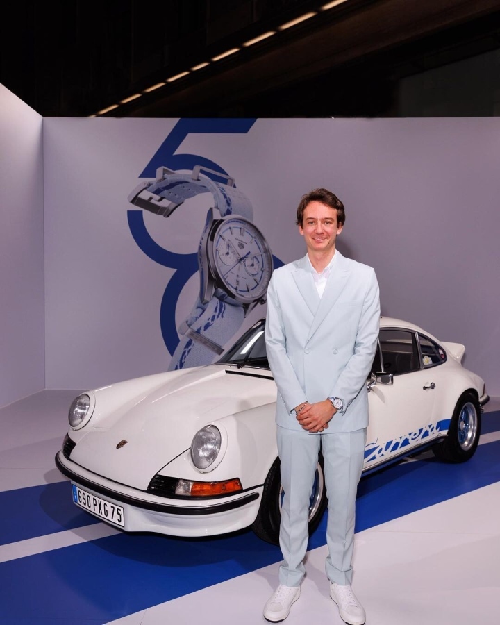 Ngoại hình con trai tỷ phú đang yêu Lisa (BLACKPINK) Thỉnh thoảng, con trai tỷ phú chọn trang phục màu pastel, trông trẻ trung hơn và vẫn chuyên nghiệp.