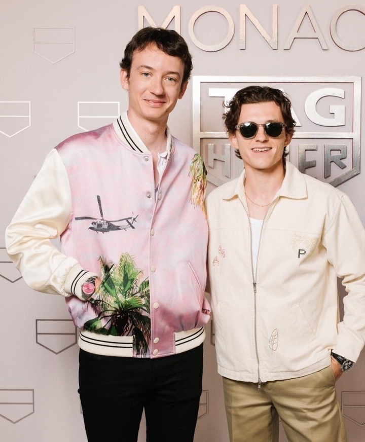 Ngoại hình con trai tỷ phú đang yêu Lisa (BLACKPINK) Bomber là trang phục yêu thích của con trai tỷ phú. CEO 28 tuổi chọn trang phục hồng khi đến sự kiện, chụp ảnh cùng "Người Nhện" Tom Holland.