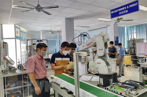 Diễn đàn kinh doanh 2023: Tìm giải pháp chuyển đổi tăng trưởng Diễn đàn kinh doanh 2023: Tìm giải pháp chuyển đổi tăng trưởng