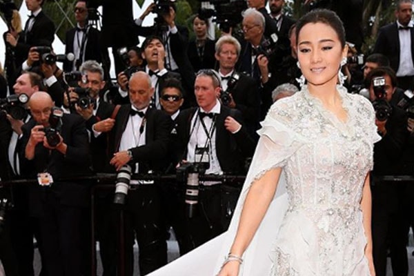 Tiết lộ danh tính con trai duy nhất của Củng Lợi đã hơn 20 tuổi Tiết lộ danh tính con trai duy nhất của Củng Lợi đã hơn 20 tuổi