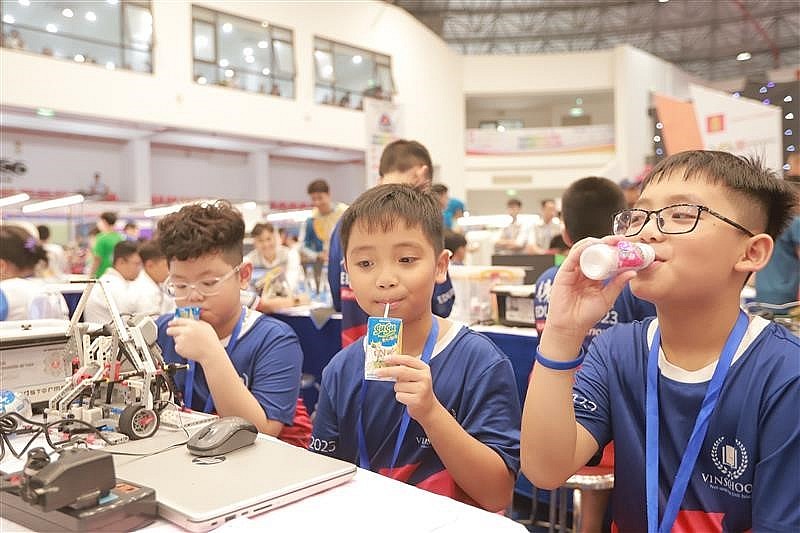 Vinamilk tiếp sức nhà vô địch nhí bứt phá tại Robotacon WRO 2023 Vinamilk tiếp sức nhà vô địch nhí bứt phá tại Robotacon WRO 2023