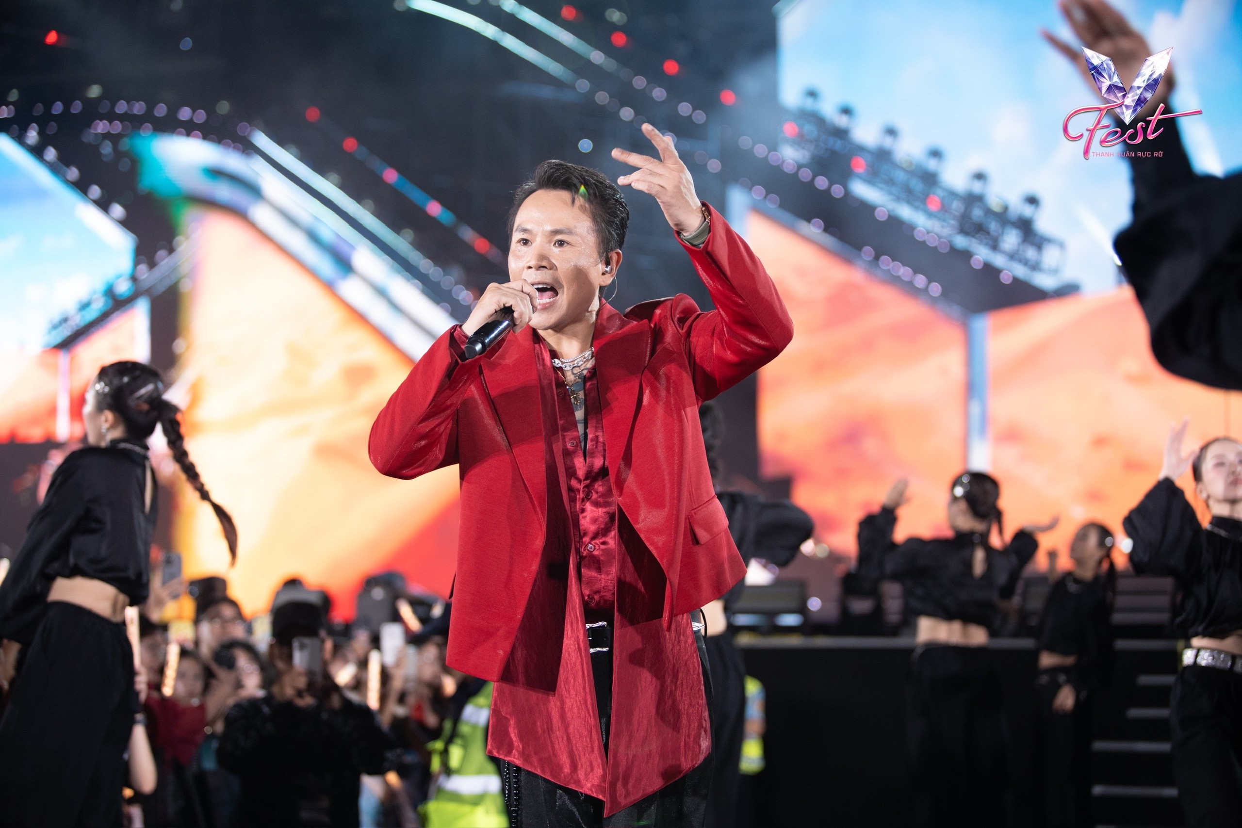 V Fest - Thanh xuân rực rỡ: Đêm nhạc quy tụ dàn sao trẻ hàng đầu showbiz Việt V Fest - Thanh xuân rực rỡ: Đêm nhạc quy tụ dàn sao trẻ hàng đầu showbiz Việt
