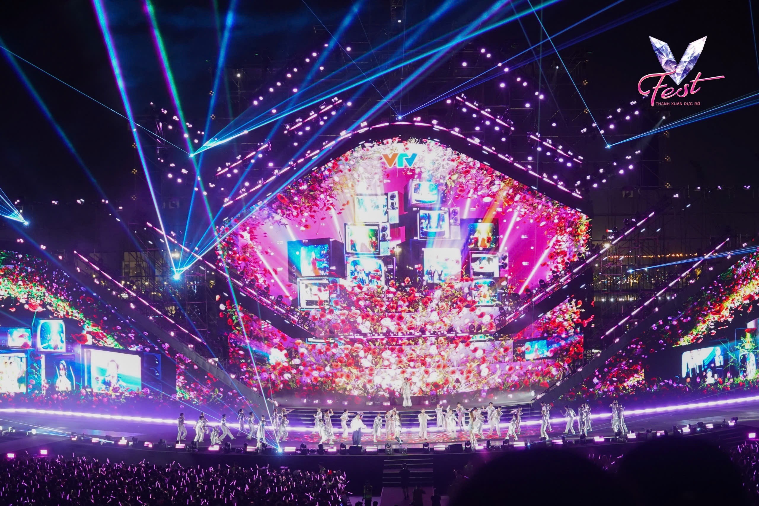 V Fest - Thanh xuân rực rỡ: Đêm nhạc quy tụ dàn sao trẻ hàng đầu showbiz Việt V Fest - Thanh xuân rực rỡ: Đêm nhạc quy tụ dàn sao trẻ hàng đầu showbiz Việt