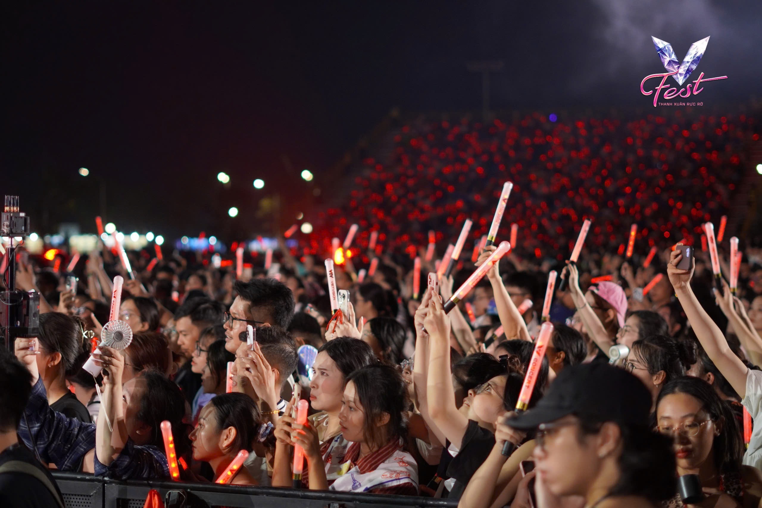 V Fest - Thanh xuân rực rỡ: Đêm nhạc quy tụ dàn sao trẻ hàng đầu showbiz Việt V Fest - Thanh xuân rực rỡ: Đêm nhạc quy tụ dàn sao trẻ hàng đầu showbiz Việt