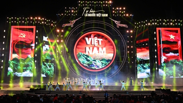 30.000 khán giả đổ về Quảng trường Mỹ Đình xem concert "Tự hào là người Việt Nam"
